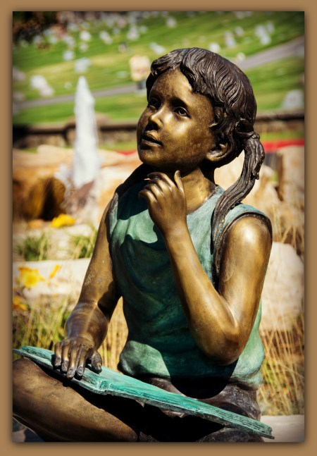 sculpturegirlreadingfr